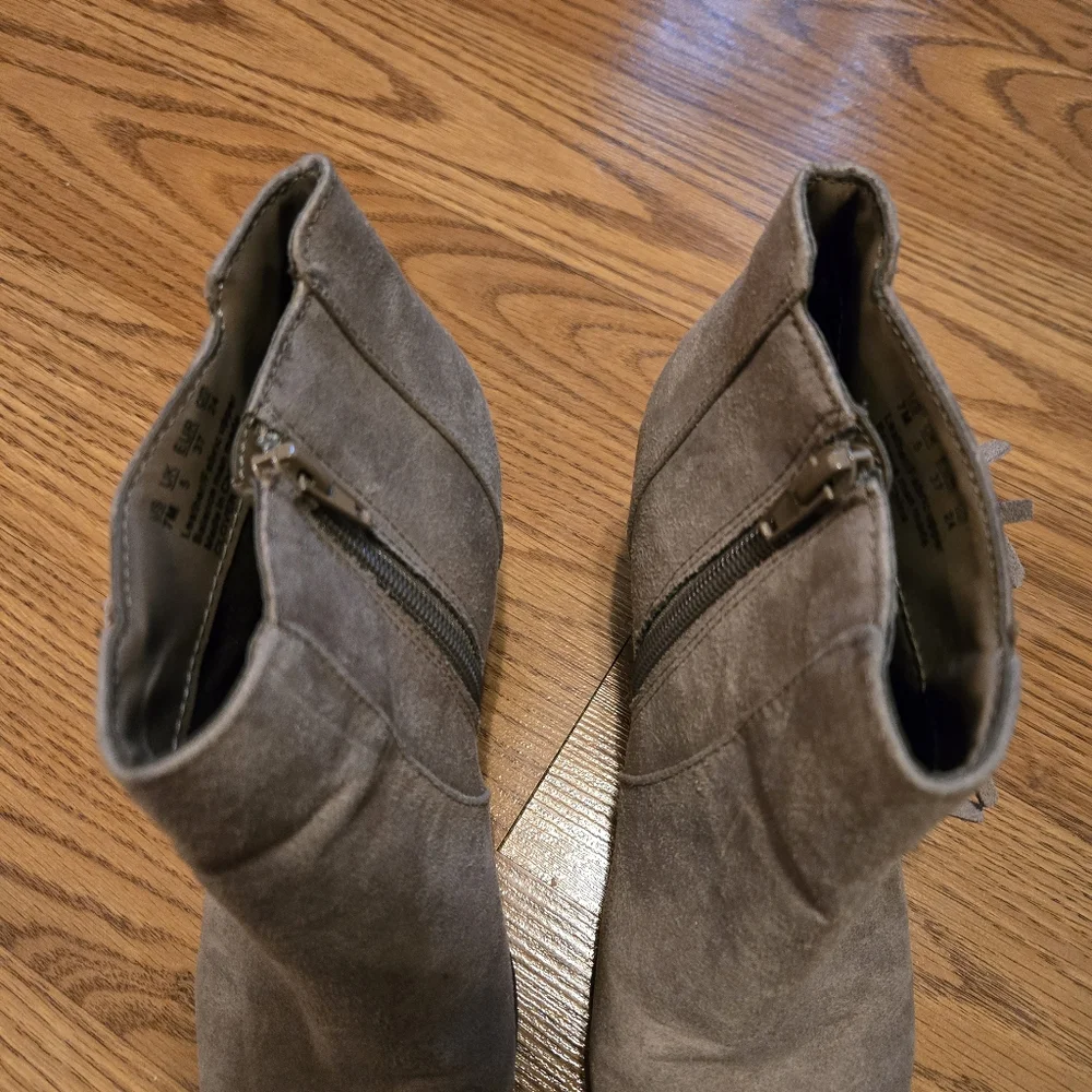 Faded Glory Clover Ankle Boots Gray Heels Faux Suede Fringe Tassels Western 7